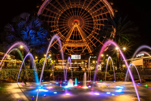 Orlando Florida Diciembre 2019 Rueda Grande Iluminada Con Fuente Colores — Foto de Stock
