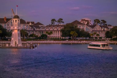 Orlando, Florida. 18 Aralık. 2019. Buena Gölü Vista bölgesinde deniz feneri ve taksi teknesi (36)