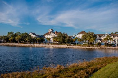 Orlando, Florida. 18 Aralık. 2019. Buena Gölü Vista bölgesindeki renkli tatil köylerinin panoramik görüntüsü (1).