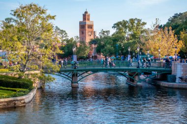 Orlando, Florida. 18 Aralık 2019. Epcot 'ta güzel bir köprü ve Fas Pavilyonu manzarası (13))