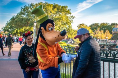 Orlando, Florida. 18 Aralık 2019. Babayı kızıyla Epcot 'ta karşılamak (2))