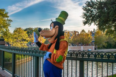 Orlando, Florida. 18 Aralık 2019. Epcot 'ta Goofy el sallaması (3).