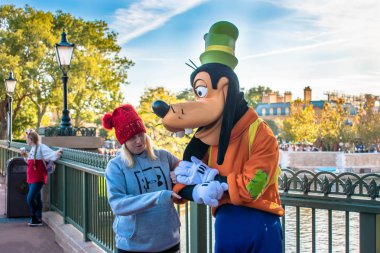 Orlando, Florida. 18 Aralık 2019. Epcot 'ta hoş bir kızla Goofy (7)