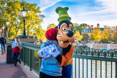 Orlando, Florida. 18 Aralık 2019. Tatlı Çatlak Epcot 'ta bir kıza sarılıyor.).