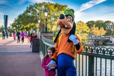 Orlando, Florida. 18 Aralık 2019. Epcot 'ta küçük bir kızla Goofy (58)).