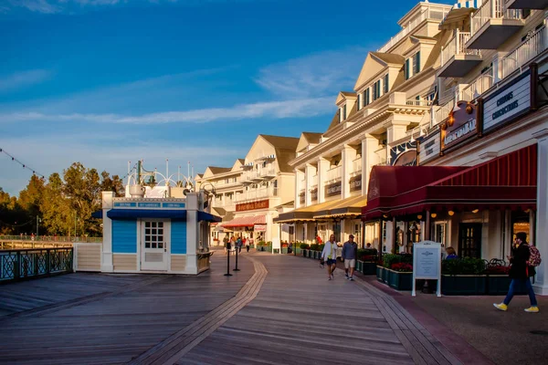 Orlando Florida December 2019 People Walking Boardwalk Lake Buena Vista — Stock Photo, Image