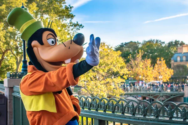 Orlando Florida Diciembre 2019 Goofy Saludando Epcot — Foto de Stock