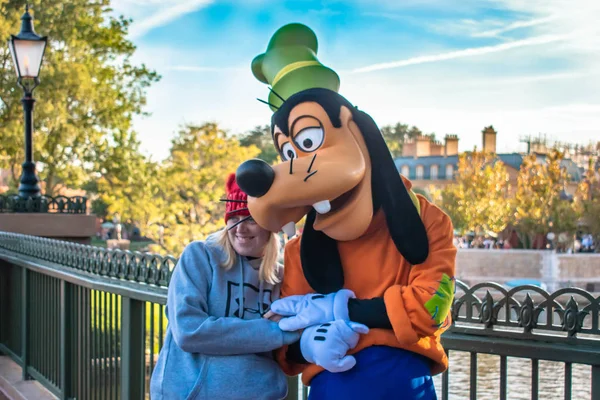 Orlando Florida Diciembre 2019 Goofy Con Buena Chica Epcot —  Fotos de Stock