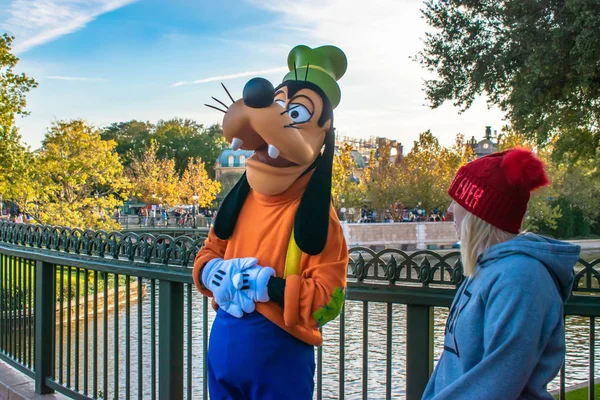 Orlando Florida Dicembre 2019 Pippo Con Bella Ragazza Epcot — Foto Stock