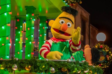 Orlando, Florida. 21 Aralık 2019. Seaworld 'deki Susam Sokağı Noel Geçidi' nde Bert (17)