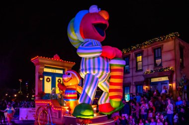 Orlando, Florida. 21 Aralık 2019. Seaworld 'deki Susam Sokağı Noel Geçidi' nde Büyük Elmo (20).