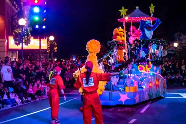 Orlando, Florida. 21 Aralık 2019 Seaworld 'deki Susam Sokağı Noel Geçidi' nde (2.)