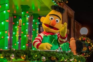 Orlando, Florida. 21 Aralık 2019. Seaworld 'deki Susam Sokağı Noel Geçidi' nde Bert (17)