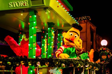 Orlando, Florida. 21 Aralık 2019. Seaworld 'deki Susam Sokağı Noel Geçidi' nde Bert (16)