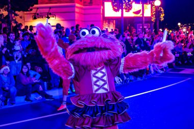 Orlando, Florida. 21 Aralık 2019. Seaworld 'deki Susam Sokağı Noel Geçidi' nde Zoe (49)