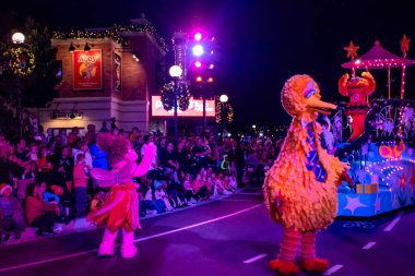 Orlando, Florida. 21 Aralık 2019. Abby Caddabby ve Big Bird Seaworld 'deki Susam Sokağı Noel Geçidi' nde.)