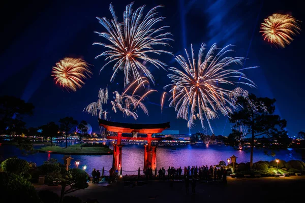 Orlando, Florida. 18 Aralık 2019. Epcot Forever havai fişeklerinin ve Walt Disney World 'deki Japonya kemerinin muhteşem görüntüsü (11)).
