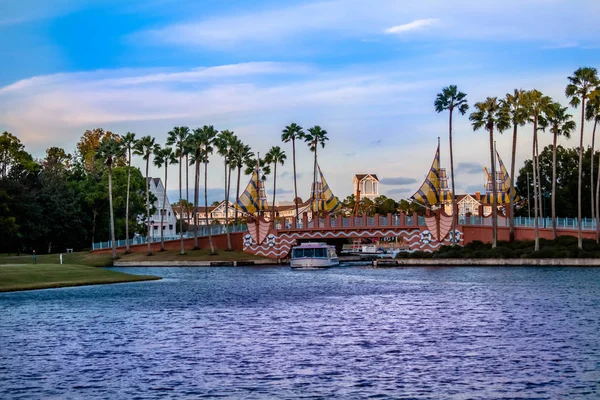 Orlando Florida Dezember 2019 Bunte Brücke Und Taxi Boot See — Stockfoto