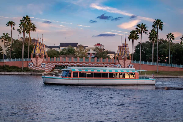 Orlando Florida Dezember 2019 Bunte Brücke Und Taxi Boot See — Stockfoto