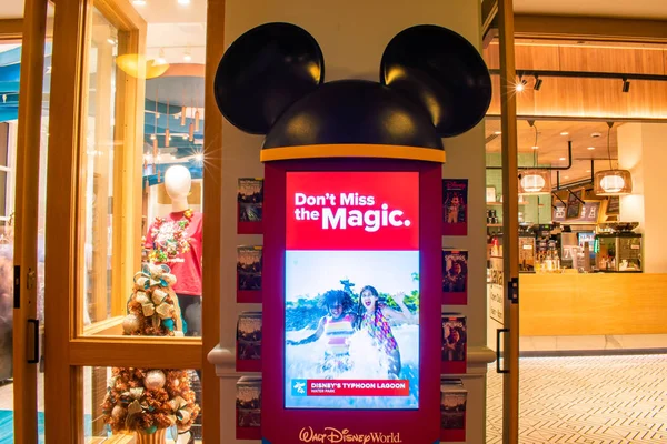 奥兰多 佛罗里达 2019年12月18日 Buena Vista湖地区商店背景的Mickey Ears促销屏幕 — 图库照片