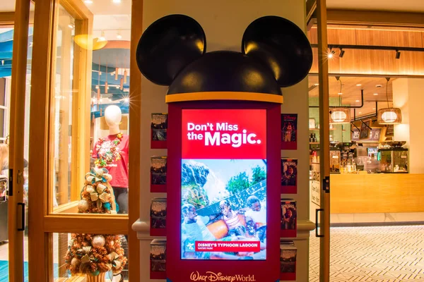 奥兰多 佛罗里达 2019年12月18日 Buena Vista湖地区商店背景上的Mickey Ears促销屏幕 — 图库照片
