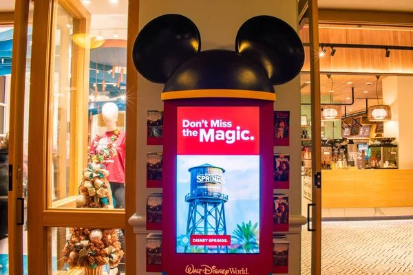 奥兰多 佛罗里达 2019年12月18日 Buena Vista湖地区商店背景上的Mickey Ears促销屏幕 — 图库照片