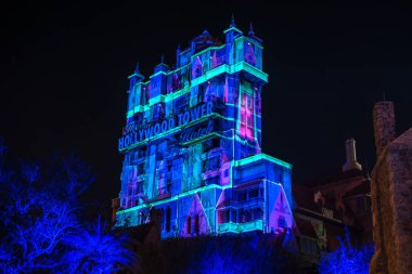 Orlando, Florida. Hollywood Stüdyoları 'ndaki Hollywood Tower Hotel' de 3 Ocak 2020 Renkli tahminler (44))
