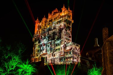 Orlando, Florida. Hollywood Stüdyoları 'ndaki Hollywood Tower Otel' de 3 Ocak 2020 Renkli tahminler (49))