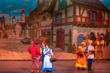 Orlando, Florida. 3 Ocak 2020, Hollywood Stüdyoları 'nda Güzel ve Çirkin Canlı).