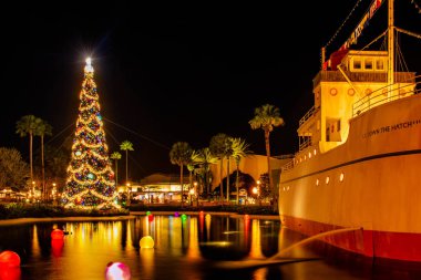 Orlando, Florida. Hollywood Stüdyolarında 3 Ocak 2020 Vintage gemisi ve Noel ağacı (178)).