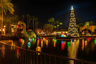 Orlando, Florida. 3 Ocak 2020, Hollywood Stüdyolarında Dinazor ve Noel Ağacı (184))