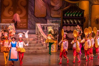 Orlando, Florida. 3 Ocak 2020, Hollywood Stüdyoları 'nda Güzel ve Çirkin Canlı)