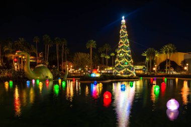 Orlando, Florida. 3 Ocak 2020, Hollywood Stüdyolarında Noel ağacı ve dinozor (181)