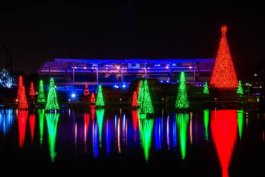 Orlando, Florida. 27 Aralık 2019. Aydınlatılmış ve renkli Noel Ağaçları Denizi ve Seaworld 10 'daki Bayside Stadyumunun kısmi manzarası