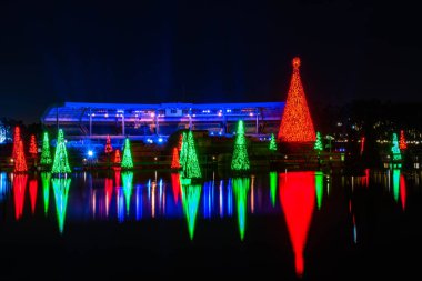 Orlando, Florida. 27 Aralık 2019. Aydınlatılmış ve renkli Noel Ağaçları Denizi ve Seaworld 9 'daki Bayside Stadyumu' nun kısmi manzarası