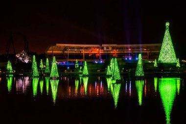 Orlando, Florida. 27 Aralık 2019. Aydınlatılmış ve renkli Noel Ağaçları Denizi ve Seaworld 15 'teki Bayside Stadyumunun kısmi manzarası.