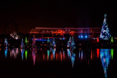 Orlando, Florida. 27 Aralık 2019. Aydınlatılmış ve renkli Noel Ağaçları Denizi ve Seaworld 18 'deki Bayside Stadyumu' nun kısmi manzarası
