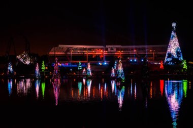 Orlando, Florida. 27 Aralık 2019. Aydınlatılmış ve renkli Noel Ağaçları Denizi ve Seaworld 20 'deki Bayside Stadyumunun kısmi manzarası