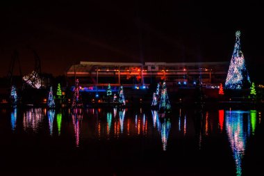 Orlando, Florida. 27 Aralık 2019. Aydınlatılmış ve renkli Noel Ağaçları Denizi ve Seaworld 21 'deki Bayside Stadyumunun kısmi manzarası