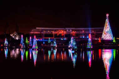 Orlando, Florida. 27 Aralık 2019. Aydınlatılmış ve renkli Noel Ağaçları Denizi ve Seaworld 24 'teki Bayside Stadyumunun kısmi manzarası