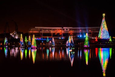 Orlando, Florida. 27 Aralık 2019. Aydınlatılmış ve renkli Noel Ağaçları Denizi ve Seaworld 25 'teki Bayside Stadyumu' nun kısmi manzarası