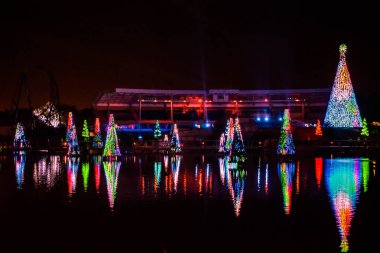 Orlando, Florida. 27 Aralık 2019. Aydınlatılmış ve renkli Noel Ağaçları Denizi ve Seaworld 27 'deki Bayside Stadyumu' nun kısmi manzarası