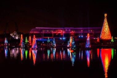 Orlando, Florida. 27 Aralık 2019. Aydınlatılmış ve renkli Noel Ağaçları Denizi ve Seaworld 29 'daki Bayside Stadyumu' nun kısmi manzarası