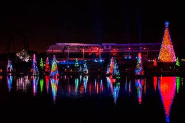 Orlando, Florida. 27 Aralık 2019. Aydınlatılmış ve renkli Noel Ağaçları Denizi ve Seaworld 30 'daki Bayside Stadyumu' nun kısmi manzarası