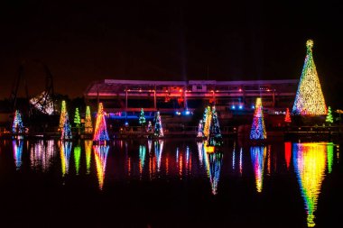 Orlando, Florida. 27 Aralık 2019. Aydınlatılmış ve renkli Noel Ağaçları Denizi ve 28. Seaworld 'deki Bayside Stadyumu' nun kısmi manzarası