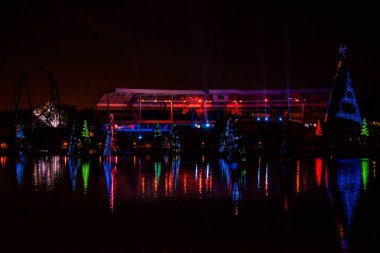 Orlando, Florida. 27 Aralık 2019. Aydınlatılmış ve renkli Noel Ağaçları Denizi ve Seaworld 31 'deki Bayside Stadyumunun kısmi manzarası