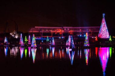 Orlando, Florida. 27 Aralık 2019. Aydınlatılmış ve renkli Noel Ağaçları Denizi ve Seaworld 38 'deki Bayside Stadyumunun kısmi manzarası