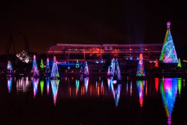 Orlando, Florida. 27 Aralık 2019. Aydınlatılmış ve renkli Noel Ağaçları Denizi ve Seaworld 37 'deki Bayside Stadyumunun kısmi manzarası