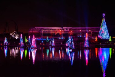 Orlando, Florida. 27 Aralık 2019. Aydınlatılmış ve renkli Noel Ağaçları Denizi ve Seaworld 36 'daki Bayside Stadyumunun kısmi manzarası.