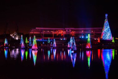 Orlando, Florida. 27 Aralık 2019. Aydınlatılmış ve renkli Noel Ağaçları Denizi ve Seaworld 39 'daki Bayside Stadyumunun kısmi manzarası